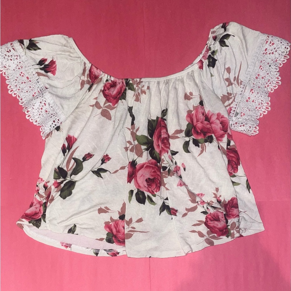 Charlotte Russe- Women’s foral, flowy, off the shoulder crop top. Small